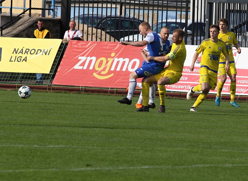 VARNSDORF (ve žlutém) vyhrál ve Znojmě 2:0.