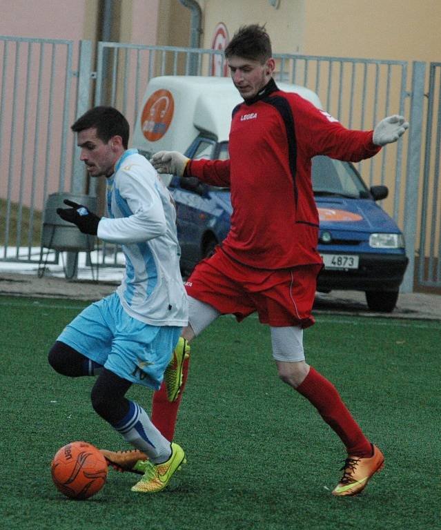 OSM BRANEK padlo v zápase dorostu FK Junior Děčín (pruhované dresy) a fotbalistů MSK Benešov nad Ploučnicí. Nakonec se v tomto utkání zrodila remíza 4:4. 