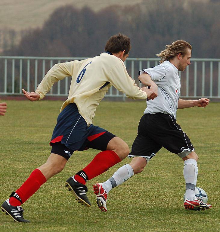 TO UŽ JE ŠPATNÉ. Jiskra (v bílém) podlehla Proboštovu 0:2.