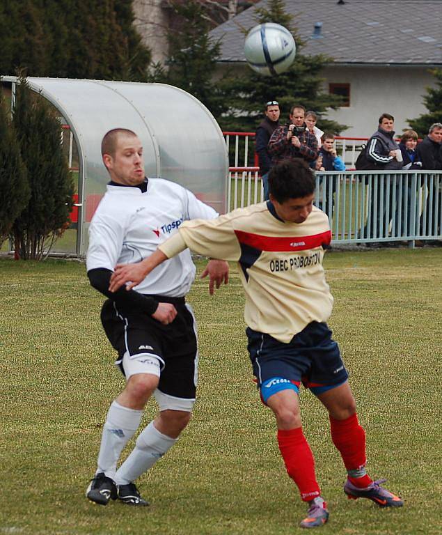 TO UŽ JE ŠPATNÉ. Jiskra (v bílém) podlehla Proboštovu 0:2.