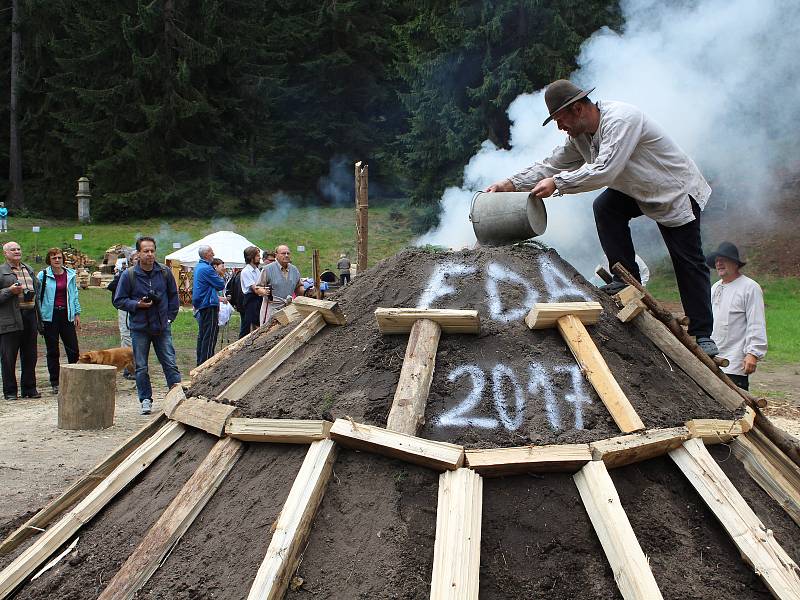 U Dolského mlýna slavnostně zapálili milíř v pondělí 21. srpna.