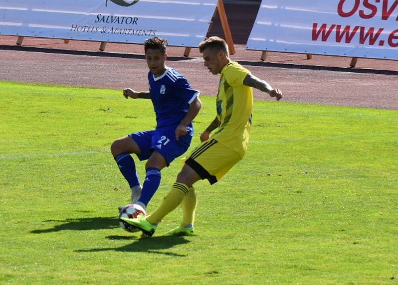 DALŠÍ PORÁŽKA. Varnsdorf (ve žlutém) prohrál s Vyšehradem 1:3.