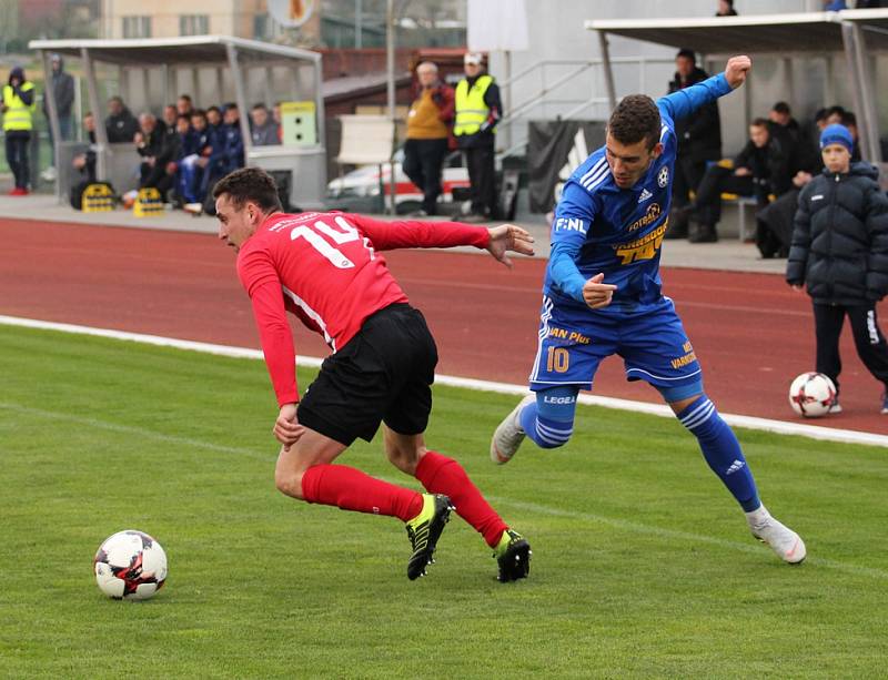 REMÍZA. Fotbalisté Varnsdorfu (v modrém) doma remizovali s Chrudimí 2:2.