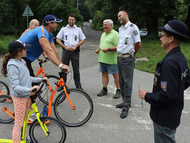 Policie kontrolovala na Labské stezce v Děčíně cyklisty, zda nepili před jízdou alkohol.