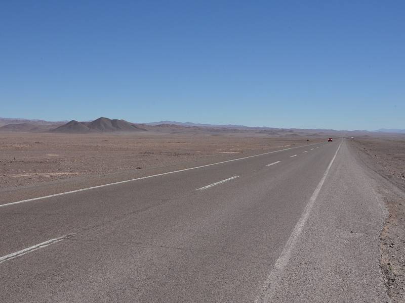 Silnice skrz poušť Atacama.