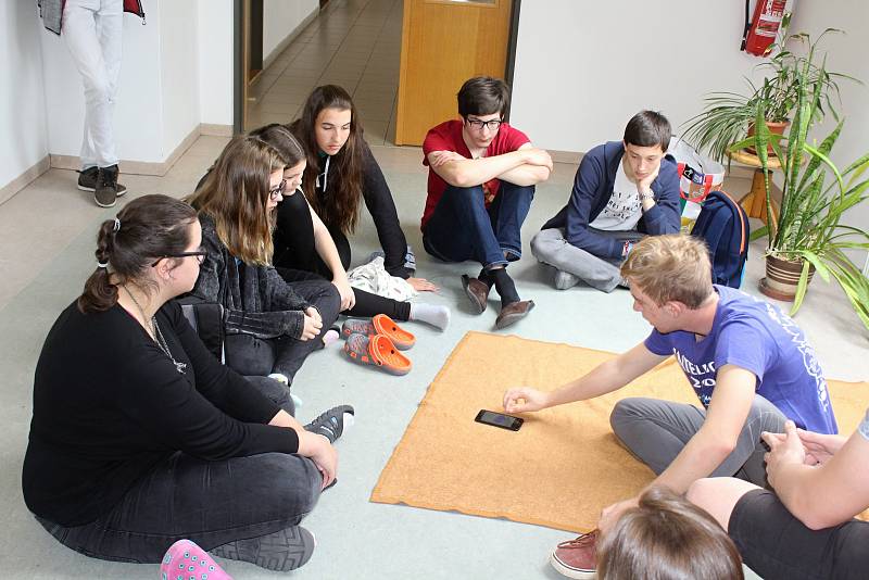 Studenti zdrávky učili gymnazisty první pomoc.