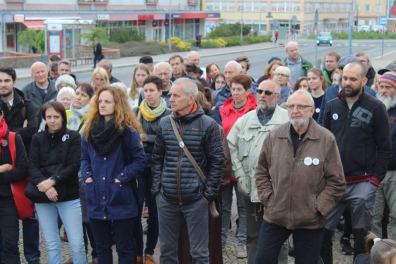 V Děčíně se opět sešli lidé protestující proti ministryni Marii Benešové.