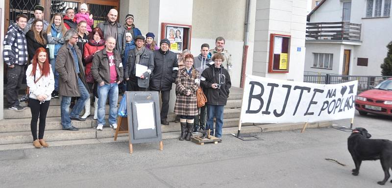 JSME S VÁMI. Malý happening se konal ve Varnsdorfu. Lidé přišli podpořit ústecký Činoherní klub, jemuž hrozí zánik.