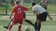 OSMÉ JARNÍ VÍTĚZSTVÍ. Fotbalisté Junioru Děčín (v červeném) porazili Modlany 4:2.