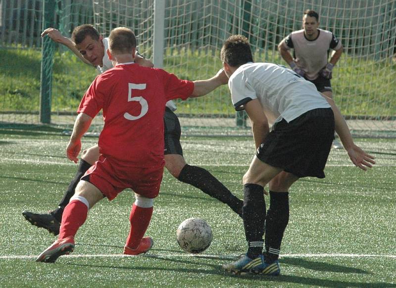 OSMÉ JARNÍ VÍTĚZSTVÍ. Fotbalisté Junioru Děčín (v červeném) porazili Modlany 4:2.