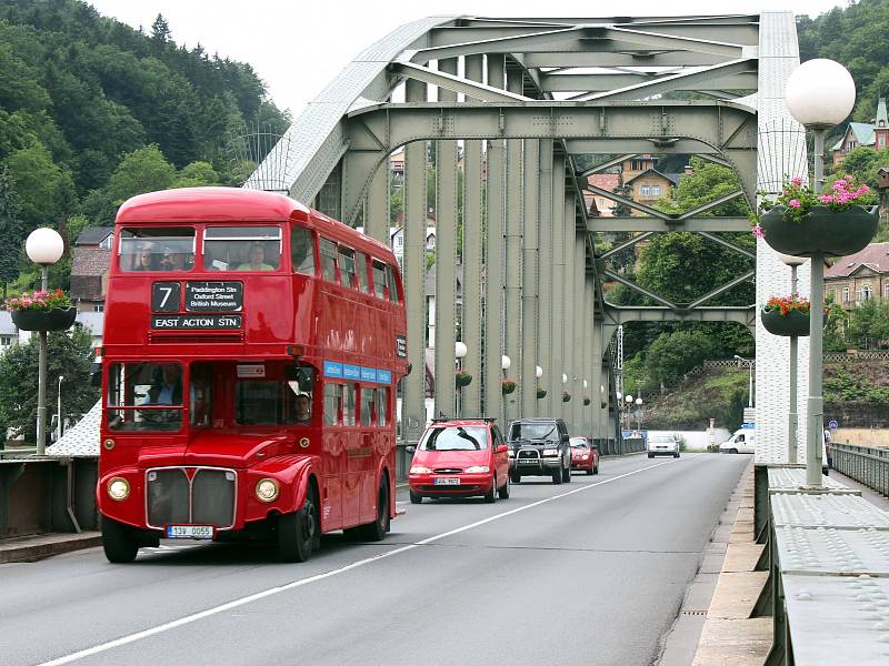 Patrový autobus vyjel do ulic Děčína.