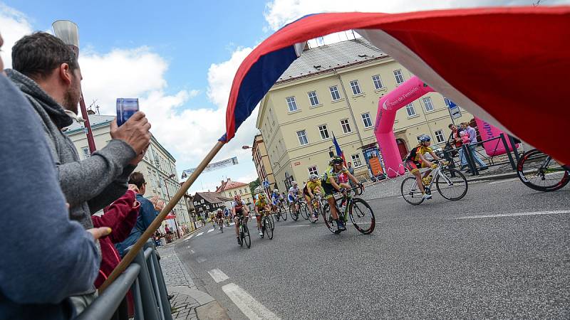 TOUR DE FEMININ 2015 - první etapu vyhrála Brzeznová-Bentkowská z Polska.