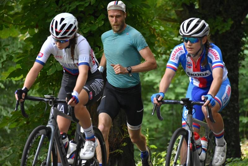 Tour de Feminin - II. etapa. Cyklistky na 30 kilometru při stoupání z Hřenska do Janova.