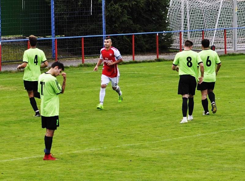 POHODA. Šluknov (v červeném) doma porazil Svádov jasně 4:0.