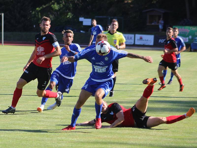 VARNSDORF (v modrém) doma hostil MAS Táborsko.