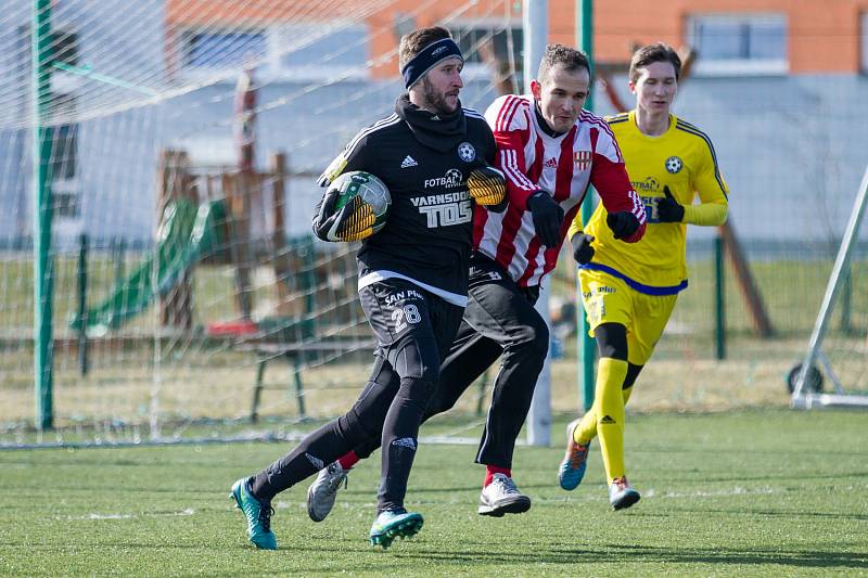 PORÁŽKA. Varnsdorf prohrál 0:1 v Brozanech. V žlutém dresu na snímku varnsdorfský Bílek.