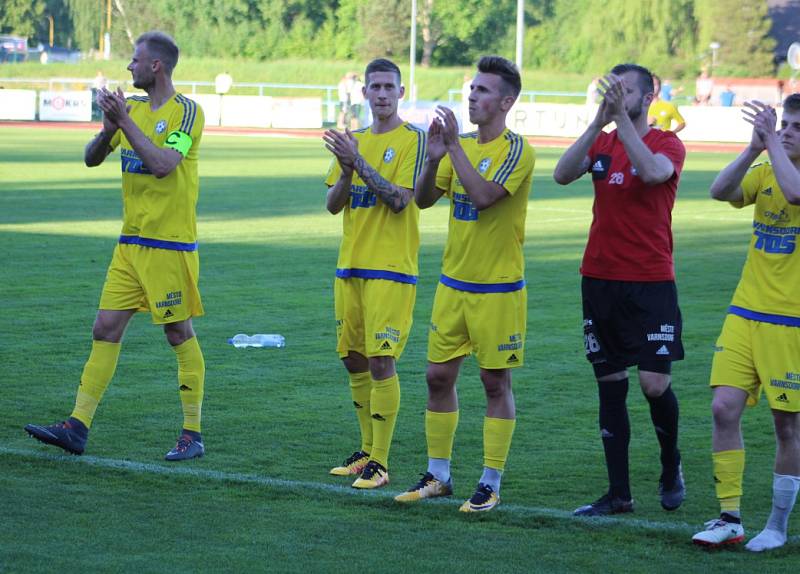 TŘI BODY. Varnsdorf (ve žlutém) vybojoval proti Pardubicím důležité vítězství.