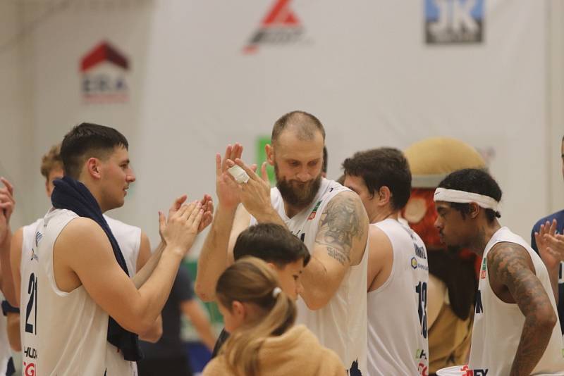 Basketbalisté Děčína doma porazili Ostravu a nadále drží v Kooperativa NBL první místo.