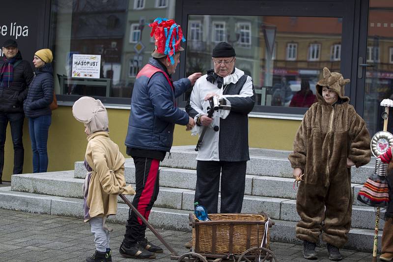 Krásnou Lípou prošel masopustní průvod.