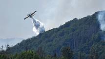 Do boje s lesním požárem v Českém Švýcarsku se zapojila italská letadla Canadair.
