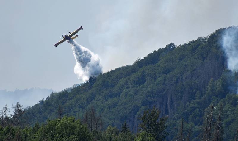 Do boje s lesním požárem v Českém Švýcarsku se zapojila italská letadla Canadair. Čtvrtek 28. července.