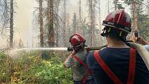 V národním parku hasiči bojují s rozsáhlým lesním požárem. Pondělí 25. července.