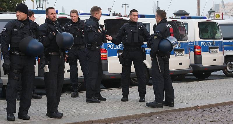 Demonstrace v Drážďanech proti uprchlíkům. 