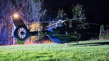 U vážné dopravní nehody ve Starých Křečanech v noci zasahoval vrtulník z Prahy.