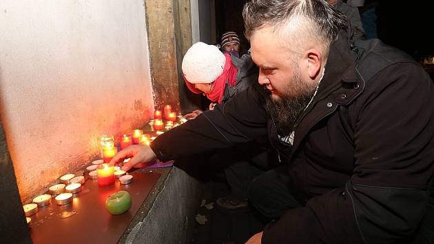 17. listopad 2016 v Děčíně: Na Husově náměstí lidé zapalovali svíčky. 