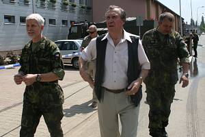 Petr Pavel (vlevo) při návštěvě Děčína v červnu 2013