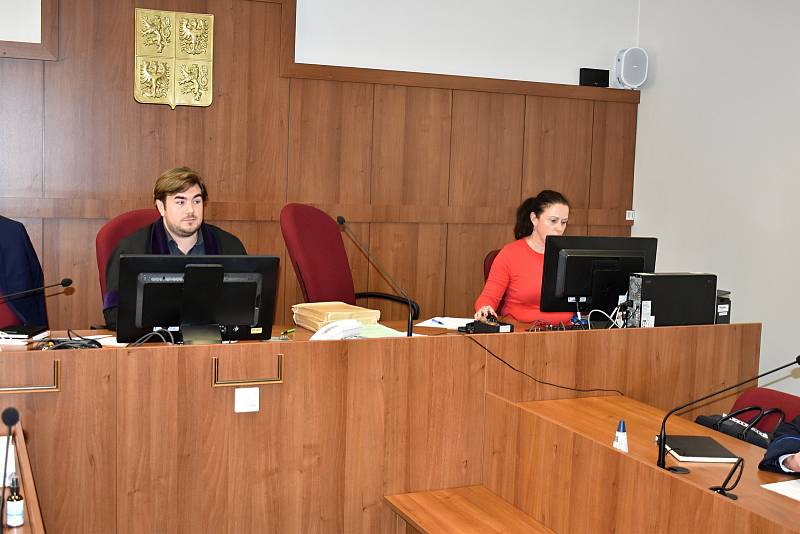 Děčínský soud potrestal nepravomocnou podmínkou sestru za podání injekce bez vědomí lékaře.