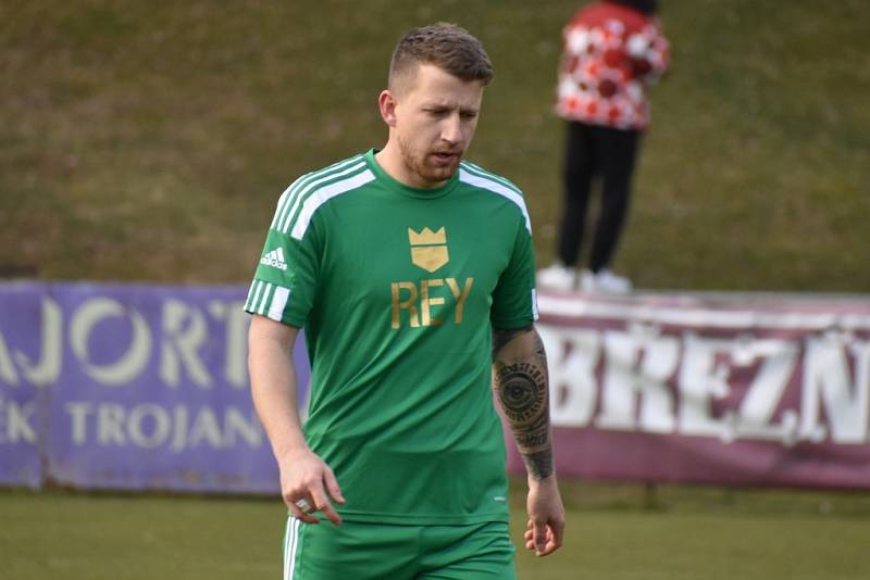 Vilémov (zelené dresy) zvládl derby, když v Modré vyhrál 3:0.