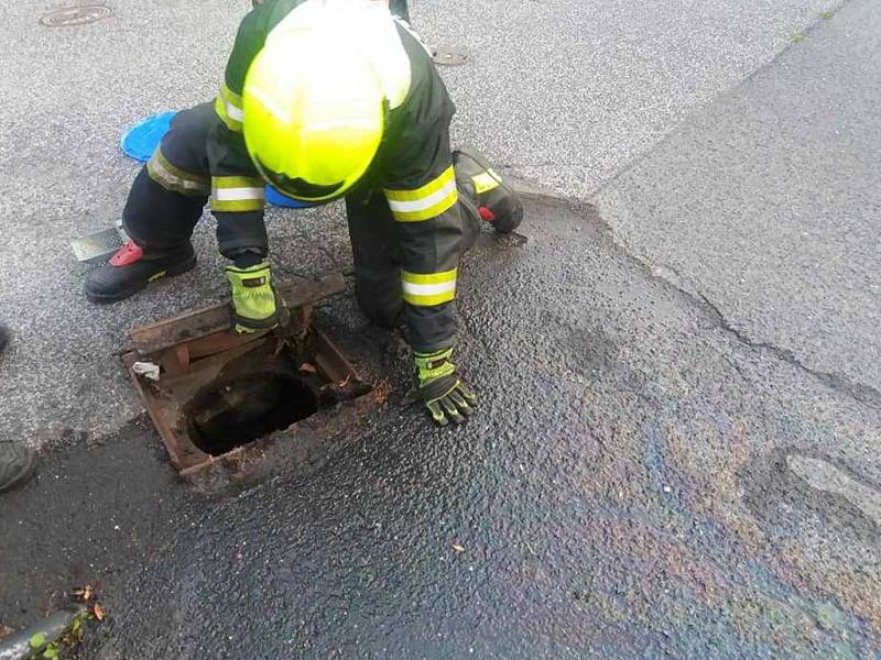 Hasiči a strážníci v Jílovém likvidovali únik provozní kapaliny.