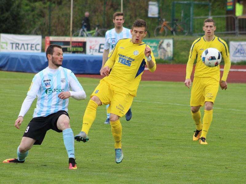 DERBY. Varnsdorf (ve žlutém) porazil Ústí 3:1.