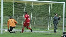 FOTBALISTÉ RUMBURKA (v červeném) doma porazili Střekov až na penalty.