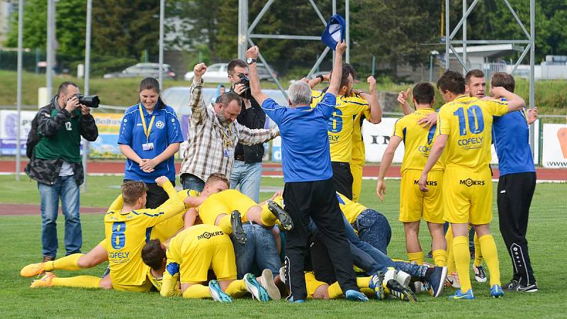 Varnsdorfští fotbalisté slaví po remíze s Olomoucí historický postup do první ligy.