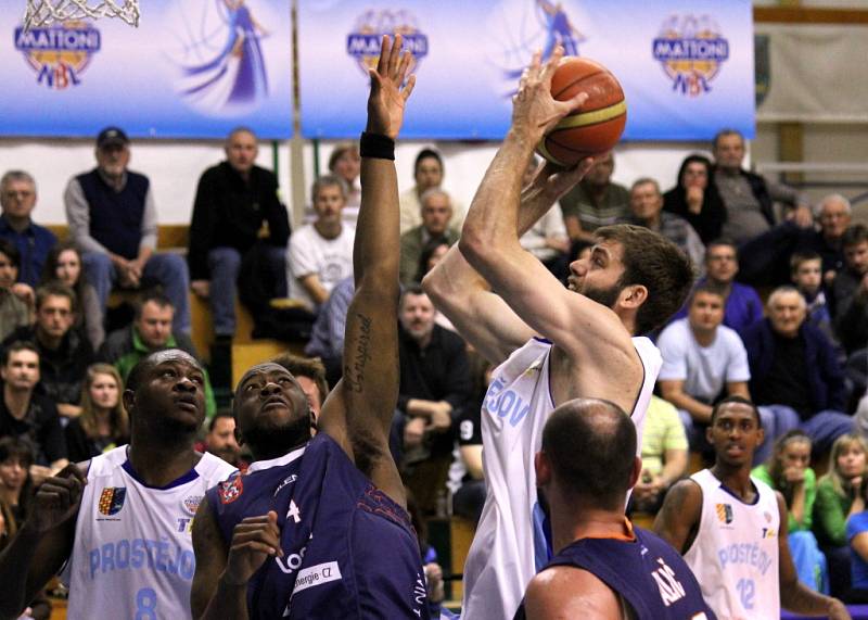 OPĚT BRONZ. Děčínští basketbalisté (v modrém) na finále nedosáhli.