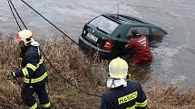 Auto z Labe vylovili až v neděli.