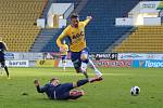 CENNÝ SKALP. Varnsdorf (tmavé dresy) porazil ligové Teplice 1:0.