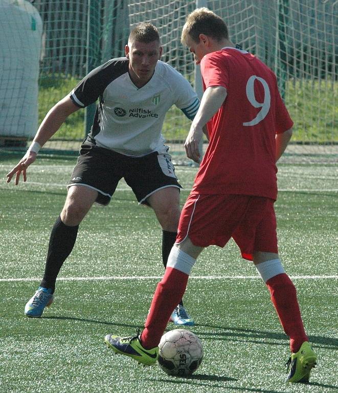 OSMÉ JARNÍ VÍTĚZSTVÍ. Fotbalisté Junioru Děčín (v červeném) porazili Modlany 4:2.