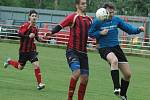 LÍDR NEZAVÁHAL. SA Děčín (v pruhovaném) porazil Dobkovice 5:0.