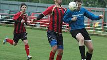 LÍDR NEZAVÁHAL. SA Děčín (v pruhovaném) porazil Dobkovice 5:0.