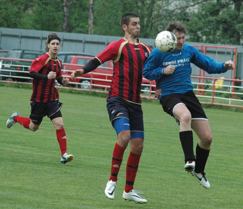 LÍDR NEZAVÁHAL. SA Děčín (v pruhovaném) porazil Dobkovice 5:0.