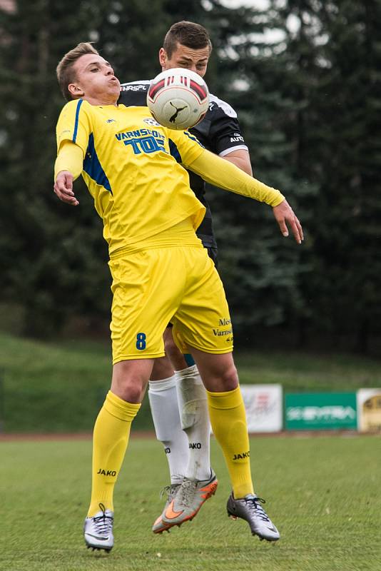 DALŠÍ BOD. Varnsdorf (ve žlutém) doma remizoval 0:0 s Hradcem Králové.