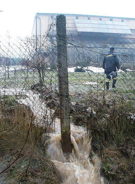 Obleva a déšť zvedají hladiny všech toků na Děčínsku. Fotografie zachycuje aktuální situaci na Benešovsku