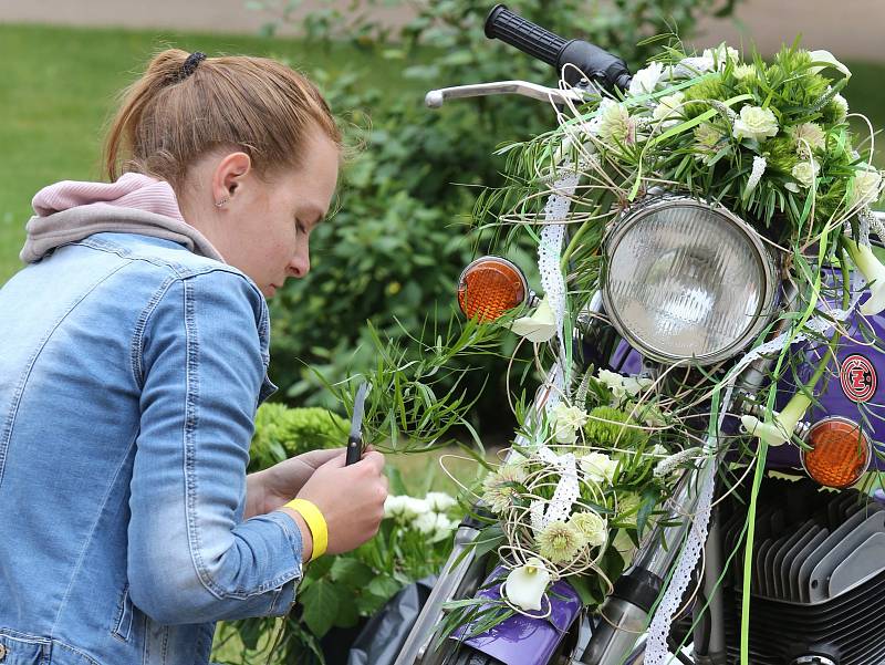 Letošní mezinárodní floristická soutěž Děčínská kotva nalákala diváky na zámecké nádvoří. Soutěžící zdobili květinami auta a motocykly.