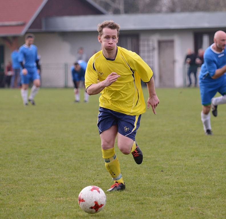 LÍDR USPĚL. Chřibská (ve žlutém) doma porazila 1:0 Staré Křečany.