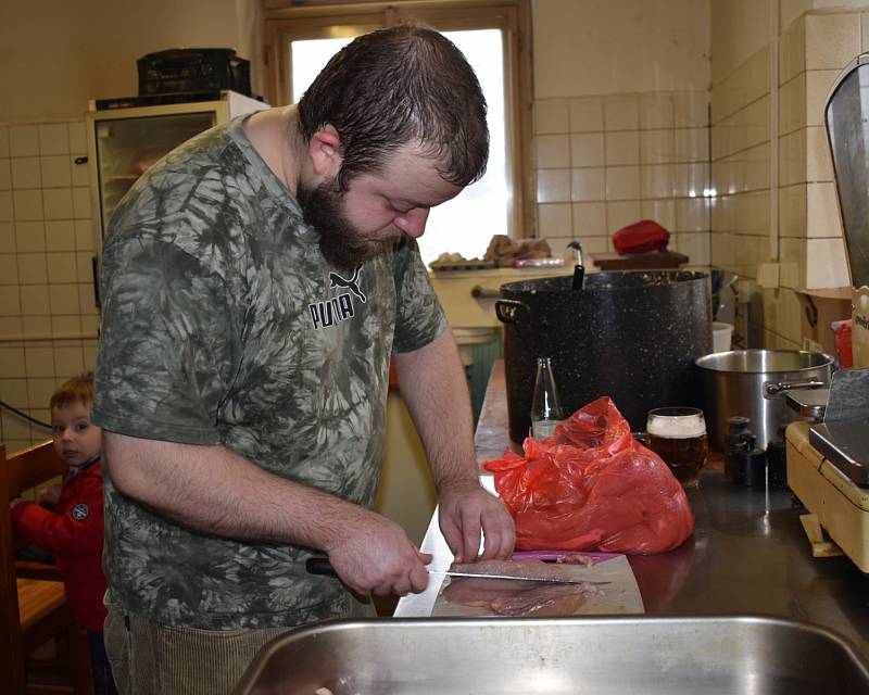 Příprava dobročinné štědrovečerní večeře v českokamenické hospůdce.