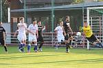 TŘI BODY. Fotbalisté Junioru Děčín (v bílém) porazili Oldřichov 2:1.