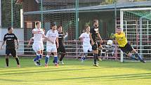 TŘI BODY. Fotbalisté Junioru Děčín (v bílém) porazili Oldřichov 2:1.